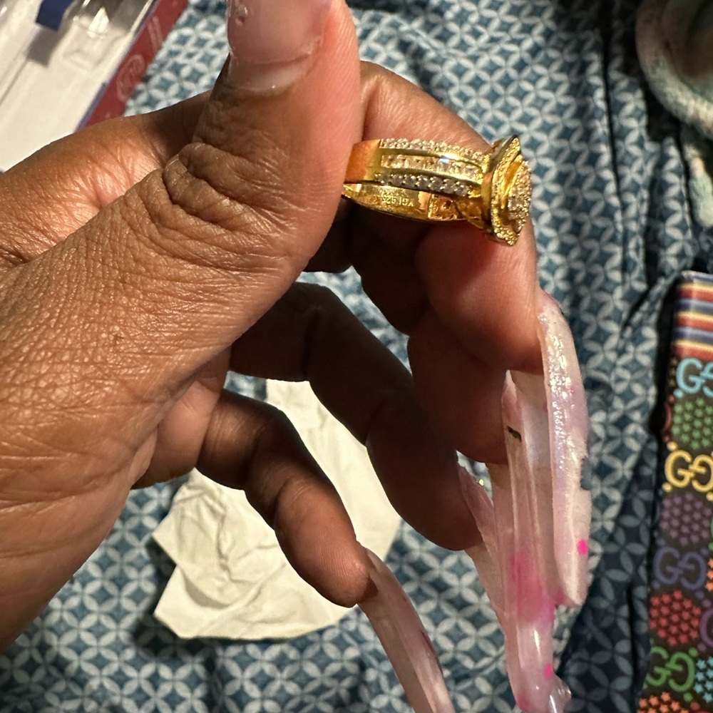 Size 6 Gold Ring - Picture 4 of 4